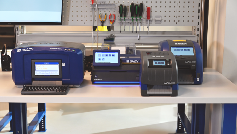 Brady printer på arbeidsbenk