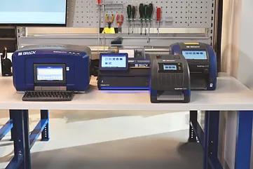 Brady printer på arbeidsbenk