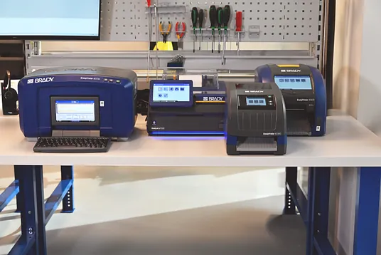 Brady printer på arbeidsbenk